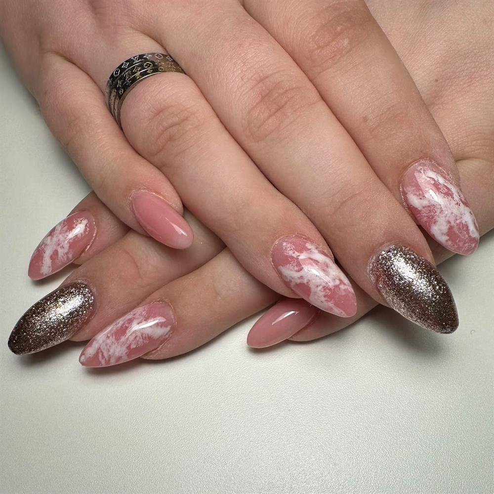 Nagels met een roze marmerdessin en glitteraccenten